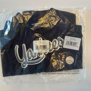 BRAND NEW WITH TAGS NY YANKEES INFANT ONESIE